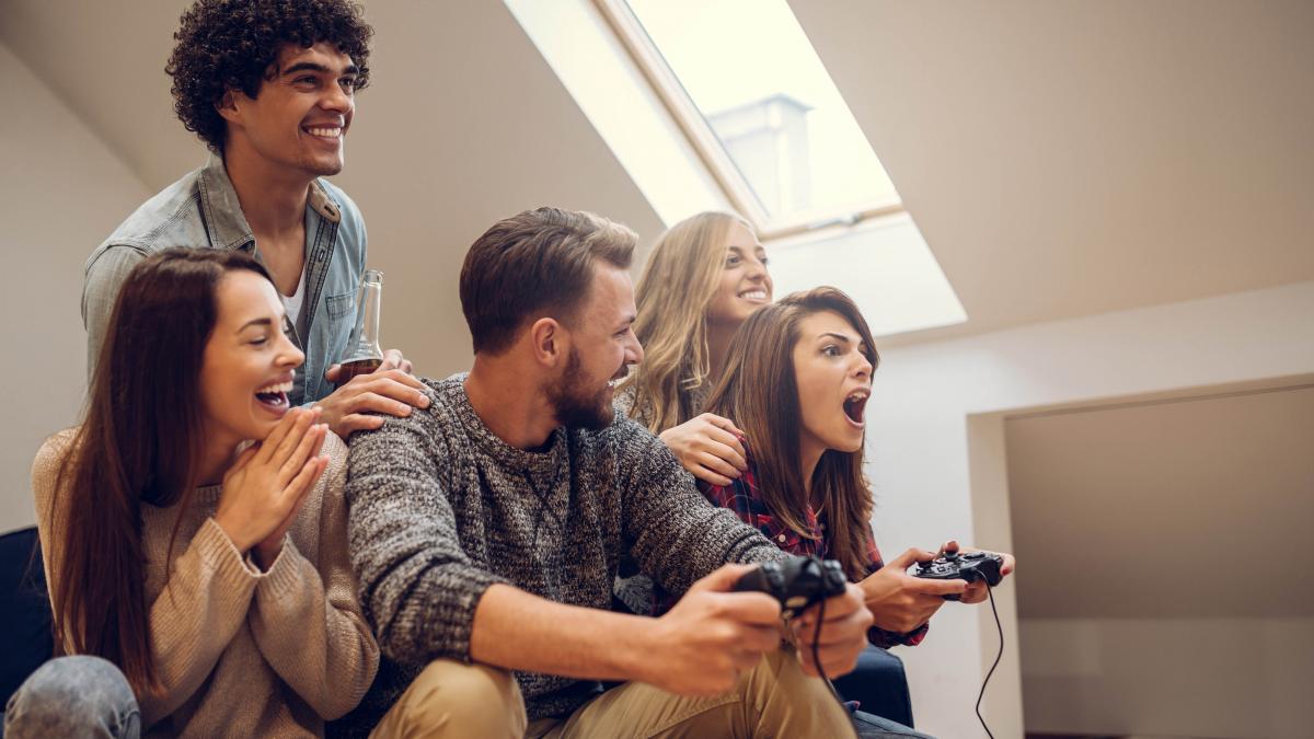 photo young people playing video games